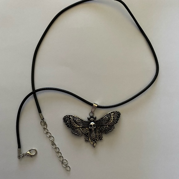 New skull moth pendant necklace - Picture 3 of 4
